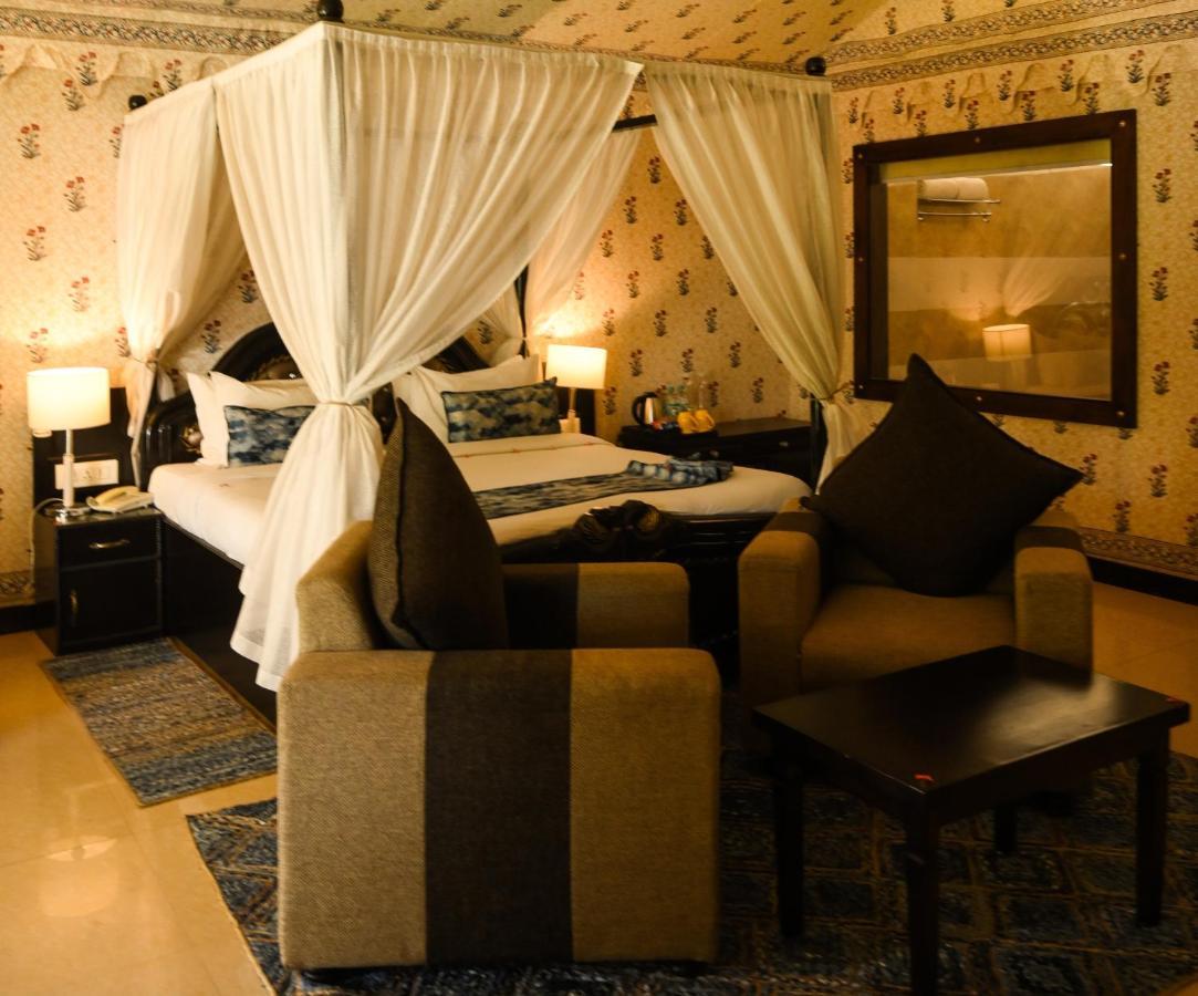 ราไวย์ ลักชัวรี เต็นต์ ปุษกร Hotel พุชการ์ ภายนอก รูปภาพ